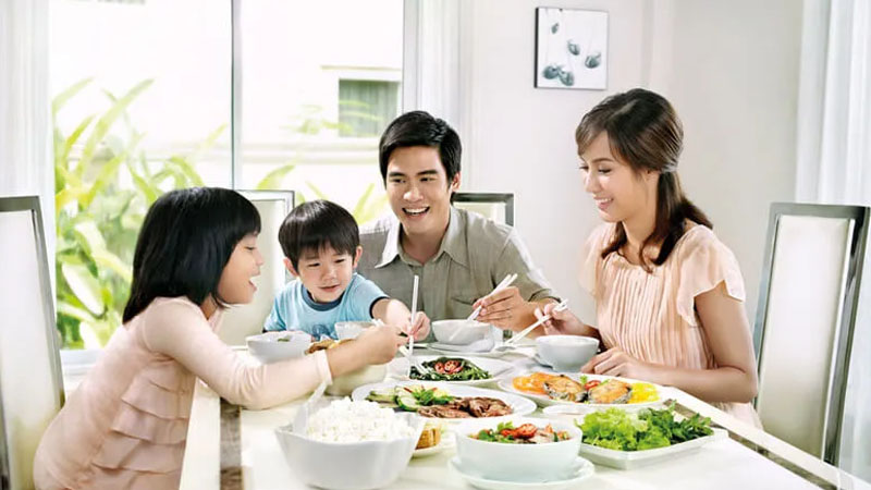 Bữa cơm gia đình ấm cúng